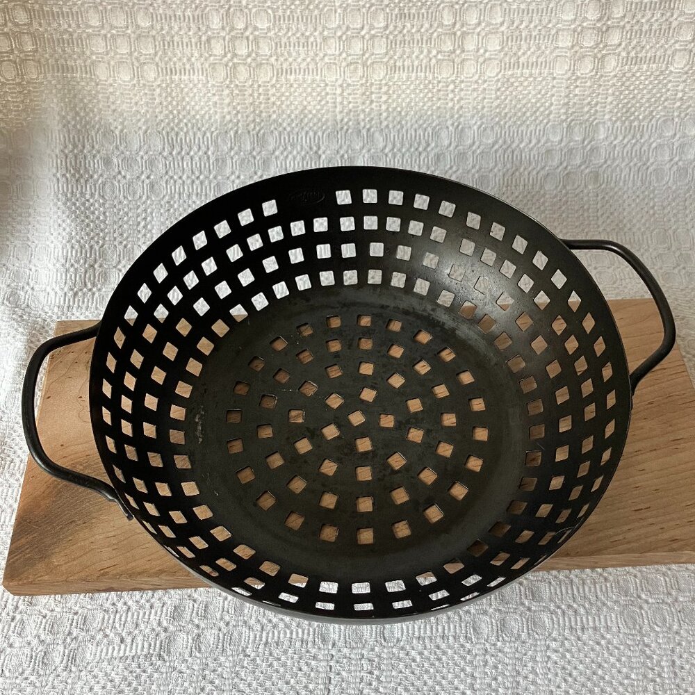 Kingsford Outdoor Grill Non-Stick Perforated Grill 11" diameter 3" deep Used